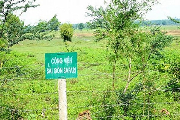 Dự án Sài Gòn Safari nằm trên địa bàn 2 xã An Nhơn Tây và Phú Mỹ Hưng thuộc huyện Củ Chi, có diện tích hơn 485ha, được cấp phép từ năm 2004 do Công ty TNHH MTV Thảo cầm viên Sài Gòn làm chủ đầu tư.