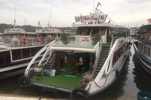 Tàu Thiên Cung là một trong hai mẫu tàu được tỉnh Quảng Ninh duyệt nhưng thực tế chủ tàu cho biết mẫu tàu tuy đẹp, hoạt động an toàn nhưng chi phí vận hành đội lên nhiều và tàu khó quay trở vào bến