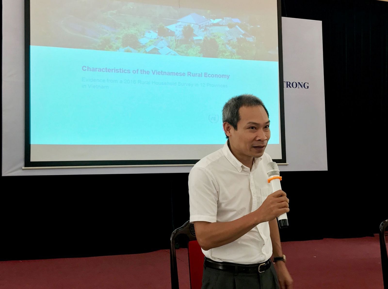 Ông Phan Đức Hiếu cũng cho biết, sửa đổi Luật doanh nghiệp lần này, ban soạn thảo đã đặt mục tiêu là tạo ra một cú hích cho cộng đồng doanh nghiệp nói chung, trong đó bao gồm hộ kinh doanh. 