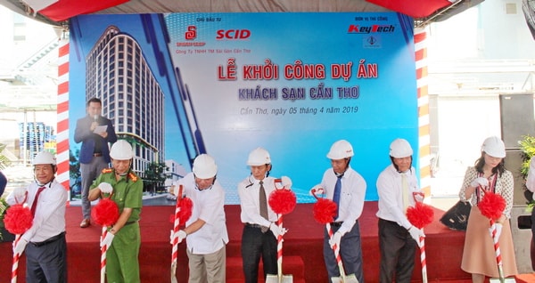 Các đjai biểu thực hiên nghi thức khởi công dự án.