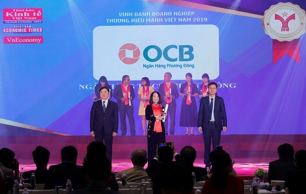 Bà Đào Minh Anh-Phó TGĐ OCB nhận giải 