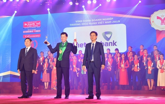 Đại diện Vietcombank, ông Phạm Mạnh Thắng - Phó Tổng Giám đốc nhận cup Top 10 thương hiệu mạnh Việt Nam tại sự kiện