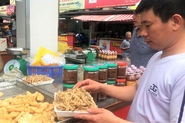 p/Sá sùng trên thị trường đang khá khan hiếm và có giá cao ngất ngưởng, to ngon lên đến 6 triệu/1kg