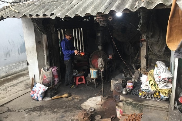 Cả gia đình anh Tuyền sinh hoạt và làm nghề trong căn nhà nhỏ như thế này và mãi mãi chỉ dám mơ ước về...làng nghề.