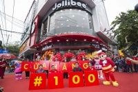 Tập đoàn thức ăn nhanh Jollibee (Philippines) khai trương cửa hàng thứ 100 tại Việt Nam.