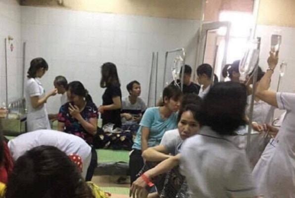 Các công nhân bị ngộ độc tập thể đang được các y bác sỹ tận tình cứu chữa.