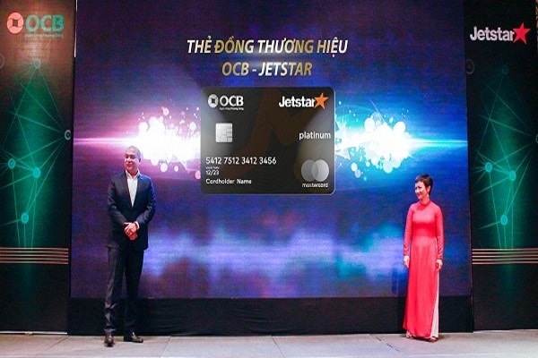 Ông Sanjay Chakrabarty, Phó Tổng Giám đốc Ngân hàng Phương Đông và Bà Huỳnh Bích Liên, Phó Tổng Giám đốc Jetstar Pacific thực hiện nghi thức ra mắt thẻ đồng thương hiệu OCB – Jetstar.