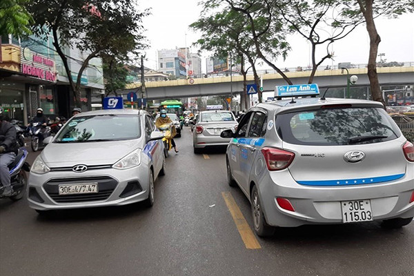 p/Bộ GTVT lại một lần nữa đề xuất bắt buộc lắp mào taxi cho xe hoạt động trên ứng dụng. Quy định này đang khiến giới tài xế hoạt động qua ứng dụng gọi xe cũng như chuyên gia kinh tế lo ngại về những tác động về mặt xã hội, cũng như kìm chế sự phát triển của kinh tế chia sẻ.