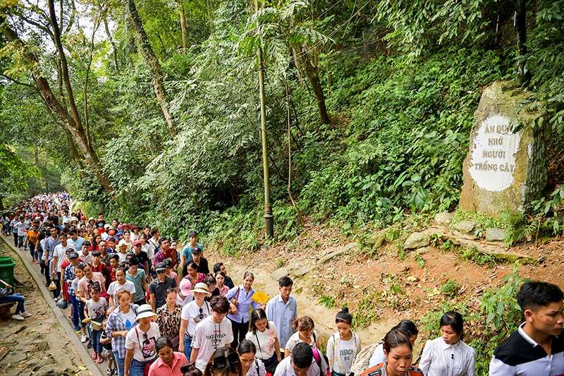 Biển người đổ về núi Nghĩa Lĩnh.