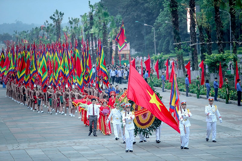 Đi đầu là đội tiêu binh rước cờ Tổ quốc, cờ hội Đền Hùng và vòng hoa mang dòng chữ “Ðời đời nhớ ơn các Vua Hùng đã có công dựng nước. 