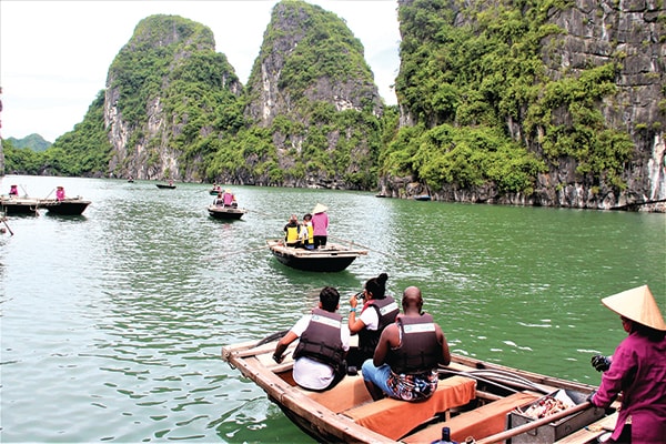 p/Du khách trải nghiệm vịnh Bái Tử Long bằng thuyền nan và Kayax