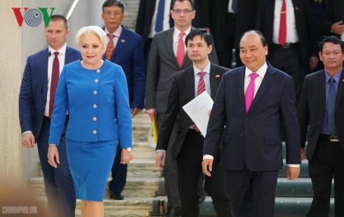 Thủ tướng Nguyễn Xuân Phúc và Thủ tướng Romania Viorica Dancila hội đàm thành công và cùng gặp gỡ báo chí.