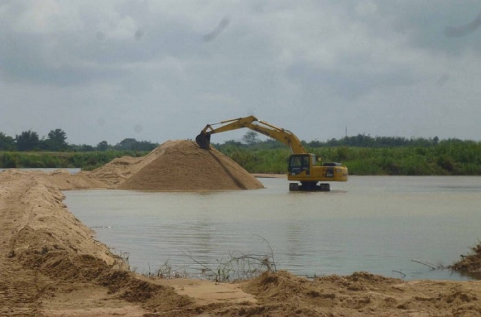 Do nhu cầu và giá cả vật liệu cát, sỏi phục vụ xây dựng tăng cao nên nhiều doanh nghiệp đã ngang nhiên khai thác trái phép