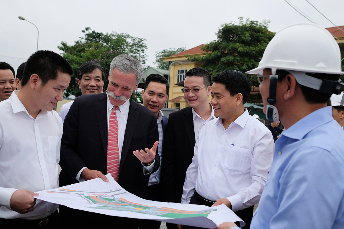 CEO F1, ông Chase Carey đã có chuyến thực địa và đánh giá cao tiến độ triển khai đường đua Mỹ Đình.