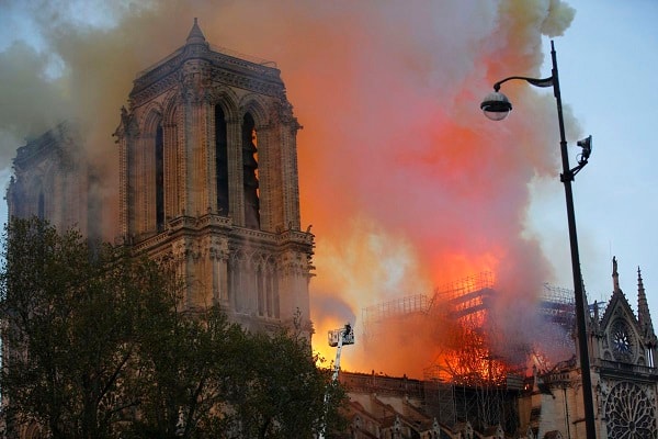 Nhà thờ Đức Bà tại Paris cháy lớn