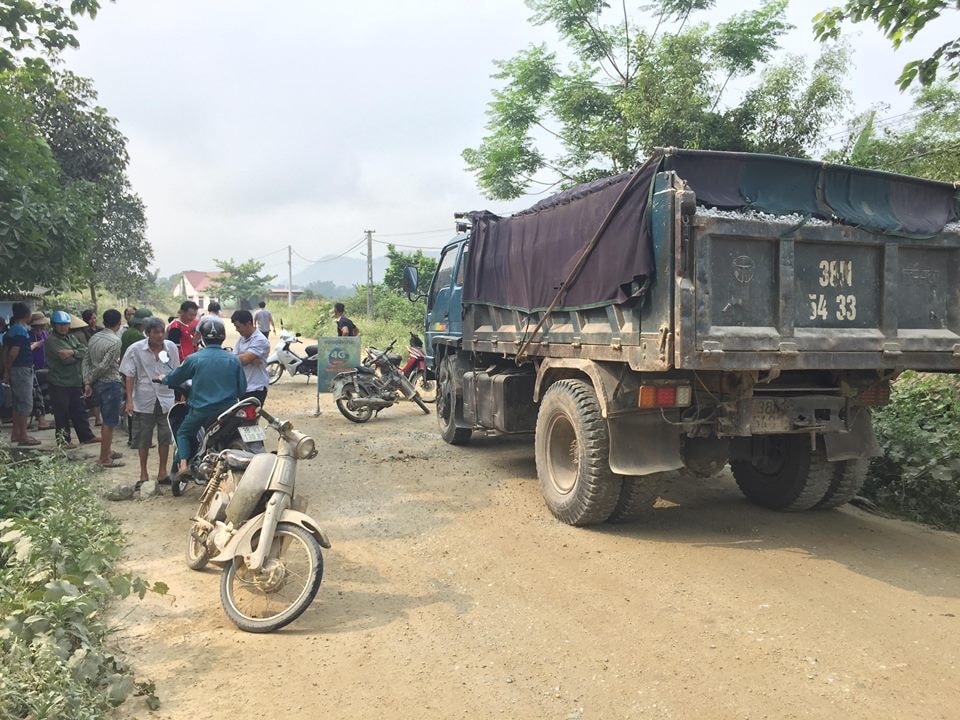 Người dân chắn đường không cho xe tải ra vào mỏ vì bức xúc sống cảnh ô nhiễm môi trường nhiều năm nay