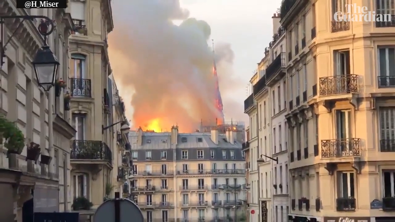 Cột khói bốc lên nghi ngút ở Paris