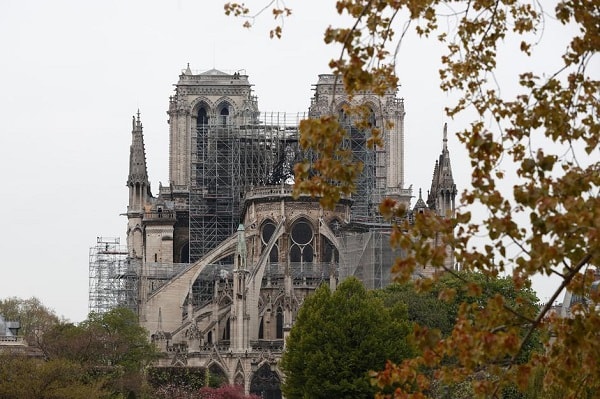 Tổng thống Pháp Emmanuel Macron tuyên bố sẽ khôi phục lại Nhà thờ Đức Bà Paris