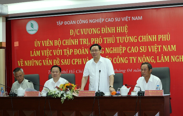 Phó Thủ tướng Vương Đình Huệ - Trưởng Ban chỉ đạo đổi mới và phát triển doanh nghiệp với Tập đoàn Công nghiệp Cao su Việt Nam (VRG) sáng 18/4. Ảnh: Nguyễn Việt