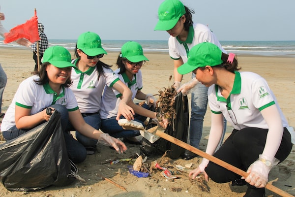 Cán bộ đoàn viên thành niên, tình nguyện viên tham gia thực hiện chiến dịch làm sạch biển 2019 tại Xuân Thành