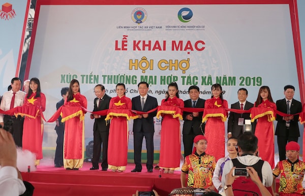 Phó Thủ tướng Vương Đình Huệ và các đại biểu cắt băng khai mạc Hội chợ xúc tiến thương mại HTX 2019