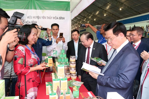 Các đại biểu tham quan gian hàng tại Hội chợ xúc tiến thương mại HTX 2019