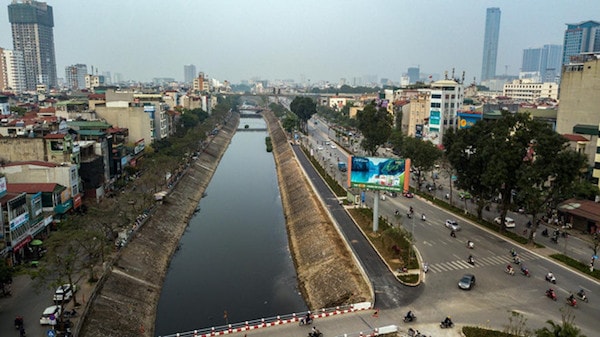 Sông Tô Lịch dài khoảng 14 km, chảy qua các quận Ba Đình, Cầu Giấy, Đống Đa, Thanh Xuân, Hoàng Mai, Thanh Trì của TP Hà Nội. Từ nhiều năm nay, nước sông Tô Lịch luôn trong tình trạng ô nhiễm nghiêm trọng, bốc mùi hôi thối. Nhiều giải pháp đã được đưa ra để làm sạch lòng sông, tuy nhiên, chưa có giải pháp nào thực sự đem lại hiệu quả do lượng chất thải sinh hoạt và sản xuất đổ vào sông hàng ngày là rất lớn.