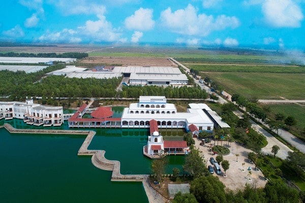 “Resort” bò sữa Tây Ninh vừa được khánh thành với diện tích 685 ha, quy mô 8000 bò bê và tổng kinh phí đầu tư trên 1.200 tỷ đồng.