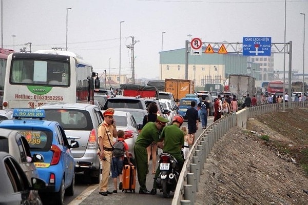 Hàng nghìn phương tiện ùn tắc 3km trước bến phà Gót, du khách phải xuống đường đi bộ 