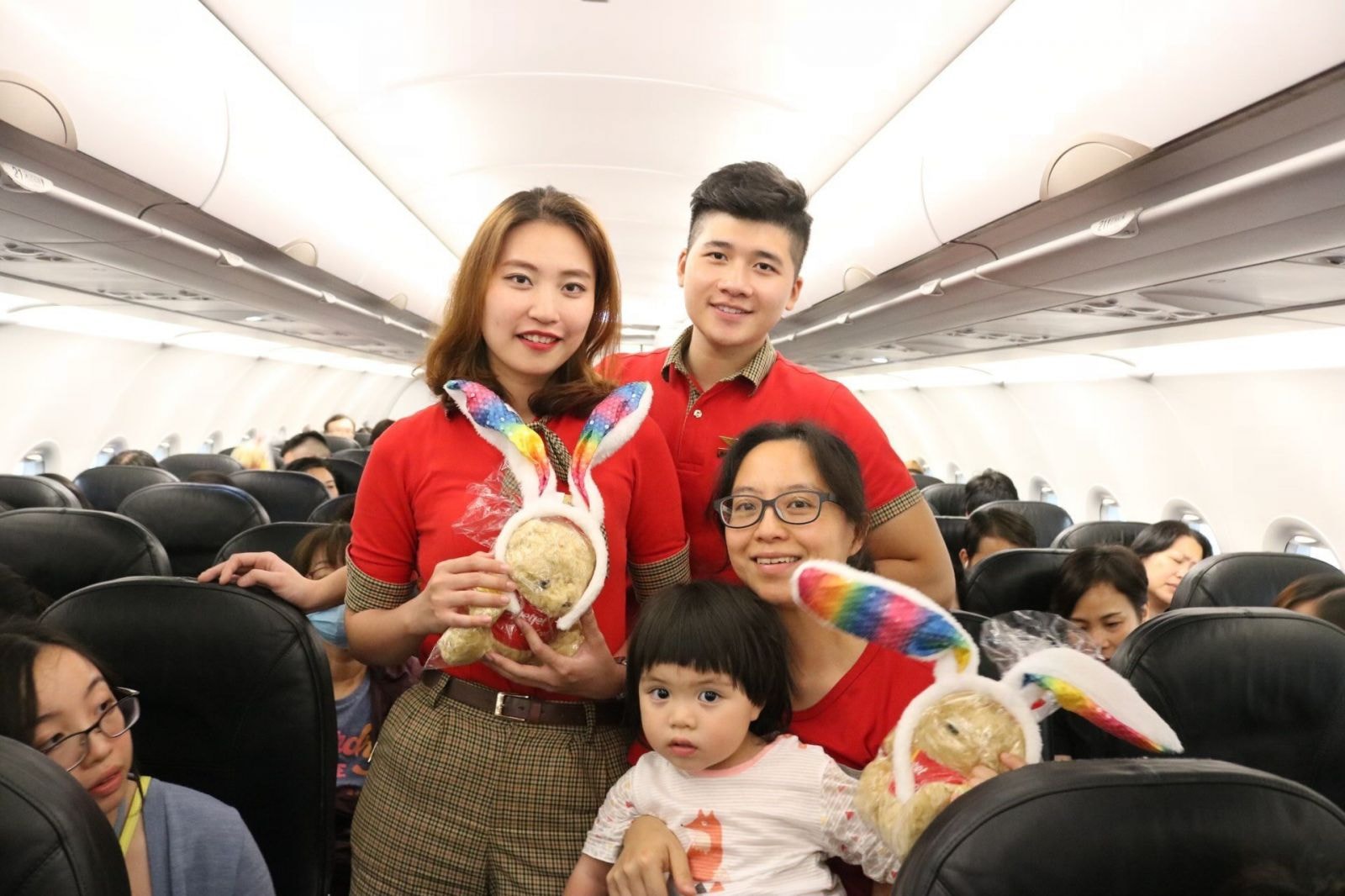 Hành khách trên chuyến bay thẳng đầu tiên Hồng Kông - Phú Quốc của Vietjet được tặng những món quà lưu niệm xinh xắn