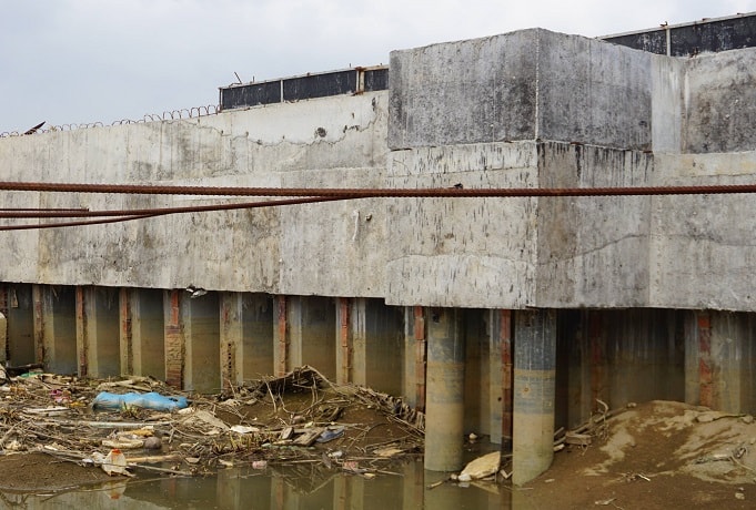 Hàng trăm cọc bê tông kiên cố do doanh nghiệp này chôn chặt dưới lòng sông Mã, vi phạm nghiêm trọng luật đê điều