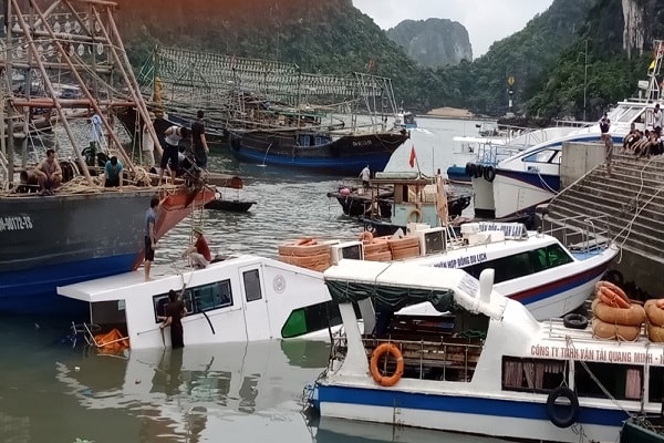 Nước rút nhanh, nhân viên nhà tàu ngủ quên nên tàu bị kẹt vào bậc lên xuống và tự đắm