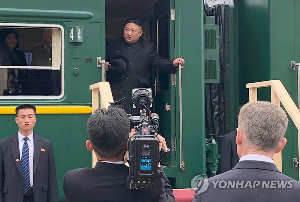 Nhà lãnh đạo Triều Tiên Kim Jong-un đến thành phố biên giới Khasan của Nga trên đường đến thành phố Vladivostok