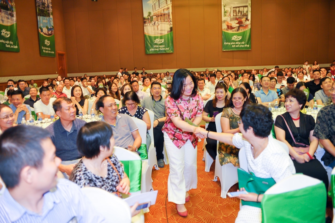 Các khách hàng của Green Pearl 378 Minh Khai vỡ oà cảm xúc và chúc mừng “hàng xóm” tương lai của mình khi trúng giải thưởng lớn.