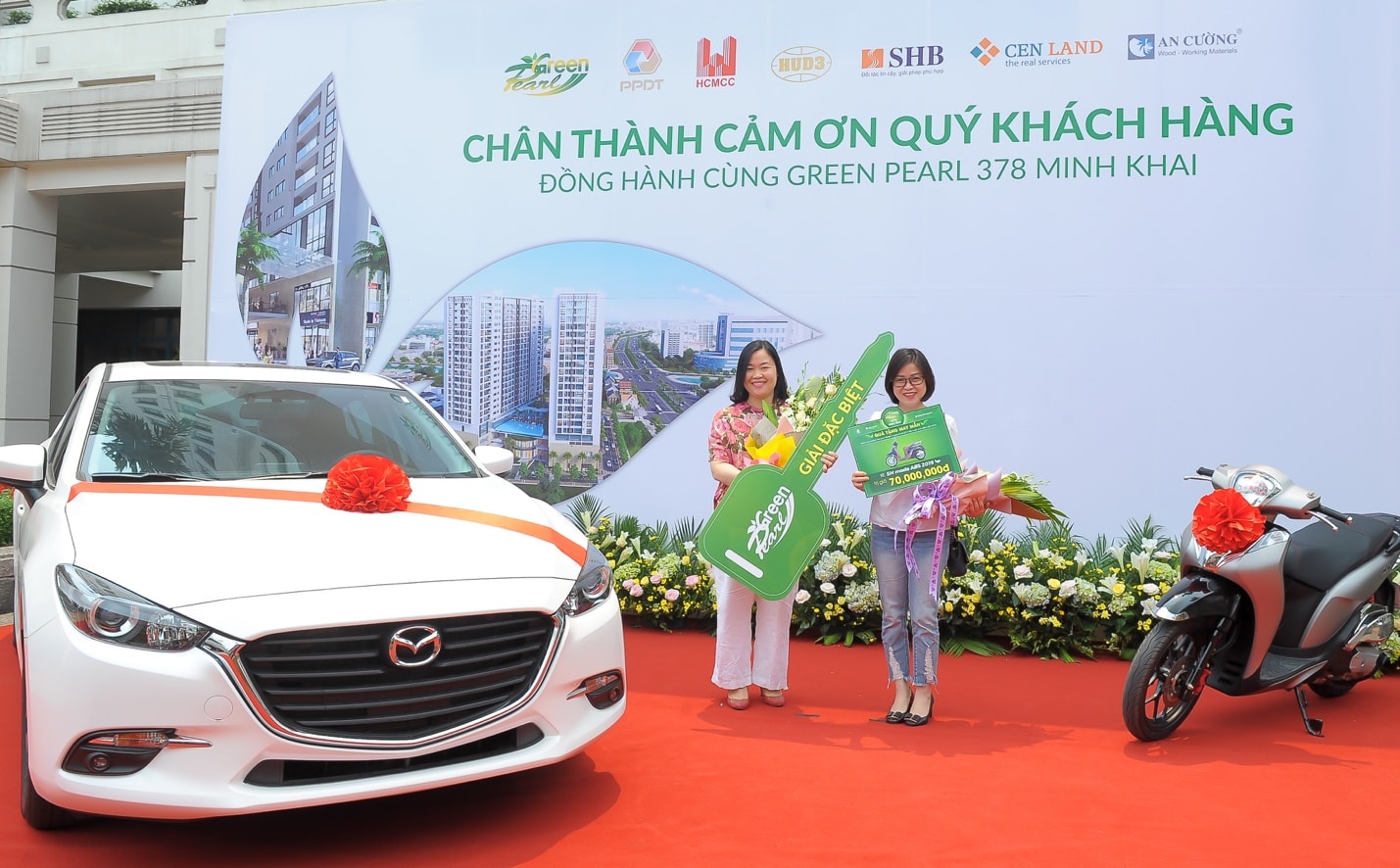 Hai cư dân tương lai của dự án vui mừng khi trúng giải thưởng giá trị của chương trình.