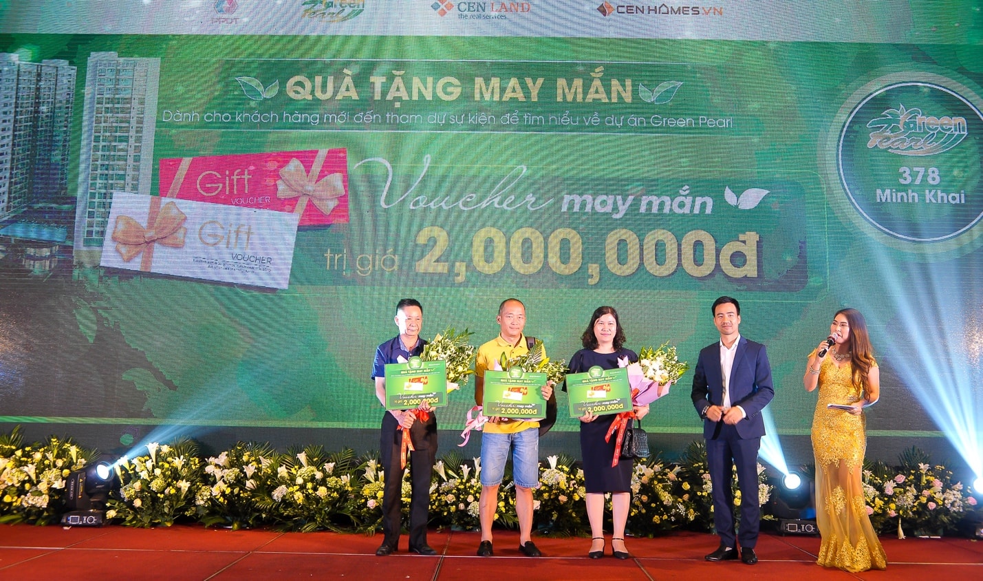 Nhiềup/khách hàng may mắn nhận quà tặng từ đơn vị phân phối Cenland