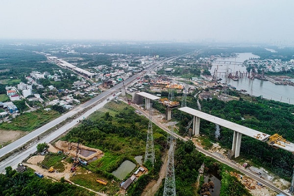 Dự án xây dựng tuyến cao tốc Bến Lức - Long Thành (TP HCM, Long An, Đồng Nai) dài 57,8km, hiện tại đã thi công đạt 71,3% khối lượng, tiến độ thi công dự án chậm trễ so với kế hoạch, dự kiến cuối năm 2019 đưa vào sử dụng trước 20km cao tốc.