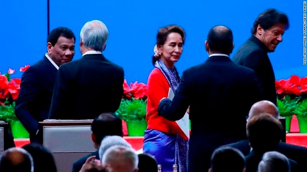 Tổng thống Philippines Rodrigo Duterte (L), Ủy viên Hội đồng Nhà nước Myanmar Aung San Suu Kyi (C) và Thủ tướng Pakistan Imran Khan (phải) đến dự lễ khai mạc vào ngày 26 tháng Tư.