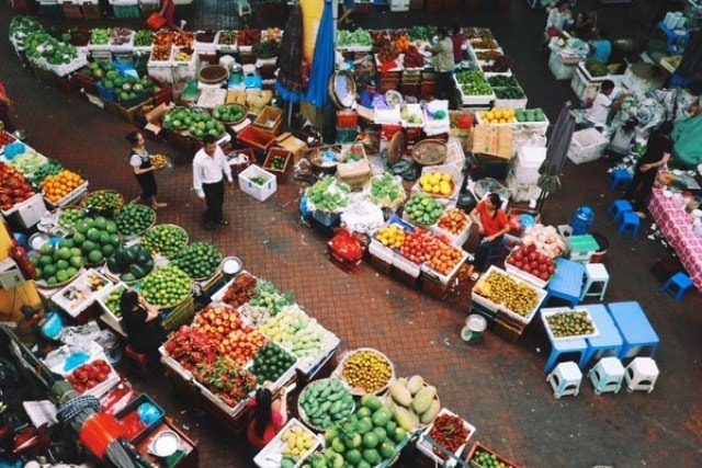 cần phải có những cơ chế chính sách thỏa đáng, hợp lý, mang tính khả thi để tiếp tục gây dựng lại bộ mặt của kênh thương mại truyền thống đang bị sa sút. 