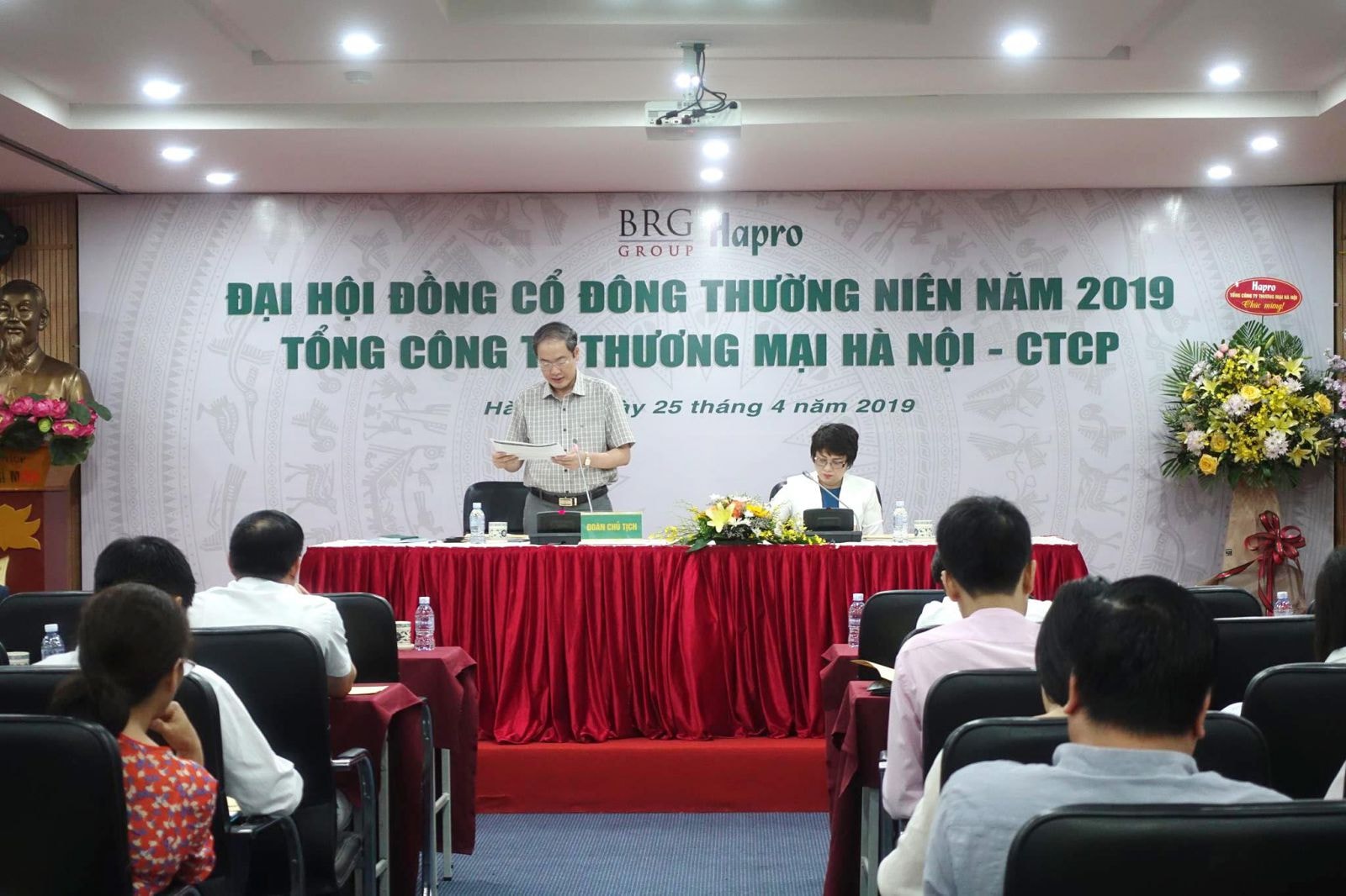 Ông Vũ Thanh Sơn-Tổng Giám đốc Tổng Công ty Hapro trình bày các phương án sản xuất kinh doanh của Tổng Công ty tại ĐHĐCĐ