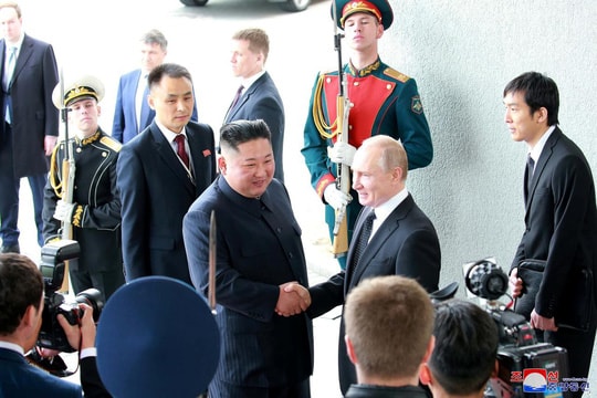 Tổng thống Putin và nhà lãnh đạo Triều Tiên Kim Jong-un đã có cuộc gặp mặt thân tình tại thành phố Vladivostok vừa qua