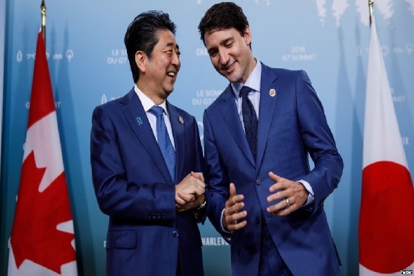 Thủ tướng Nhật Bản Shinzo Abe và Thủ tướng Canada Justin Trudeau tại buổi họp báo chung sau cuộc gặp