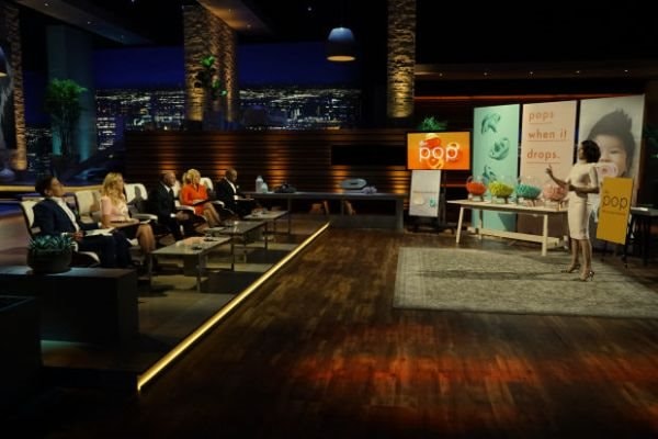 Nicki Radzely, Giám đốc điều hành Công ty Doddle & Co, thuyết phục các “shark” rót tiền cho công ty trong chương trình Shark Tank phát sóng hồi tháng 1-2018. Ảnh: WSJ