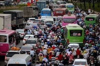 Nhọc nhằn đường về quê và nỗi lo kẹt xe ngày trở lại thành phố