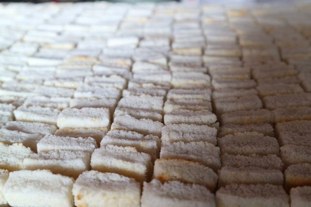 Lớp bánh trong được cho vào khuôn rồi hấp, sau đó để một ngày cho bánh bớt hơi nóng sẽ xốp và giòn hơn