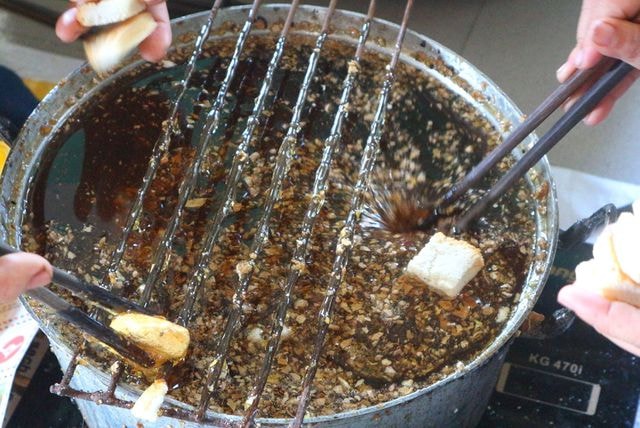 Sau đó sẽ đem nướng qua bảy lần lửa, nên gọi là “bánh bảy lửa” , tiếp đó là khâu nhúng bánh