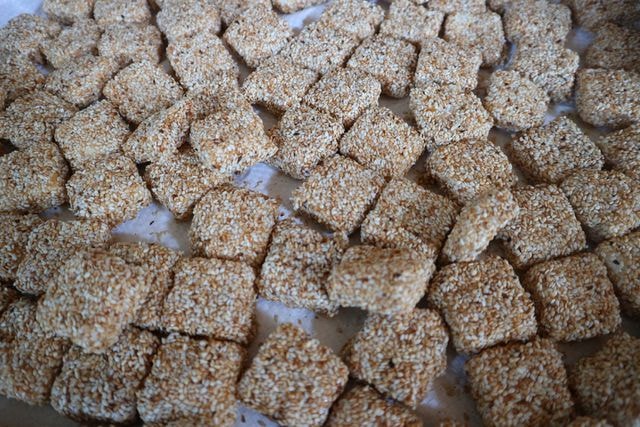 Sau khi hoàn thành, sẽ cho ra bánh xốp, giòn, không quá khô; lớp đường thắng vừa tới không quá đặc, mè phủ đều bên ngoài khi ăn sẽ rất ngon miệng và thơm vị gừng