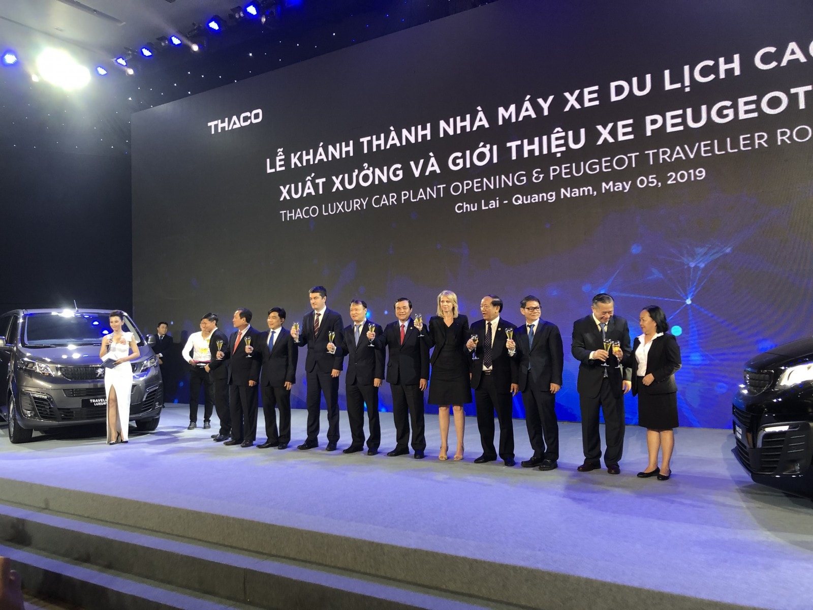 Ngay sau lễ khánh thành nhà máy,p/THACO chính tức ra mắt mẫu xe đa dụng châu Âu Peugeot Traveller