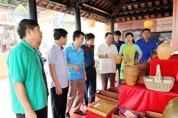 Lãnh đạo Hưng Yên đưa làng nghề truyền thống đến với Festival Huế