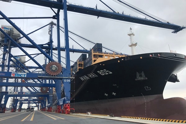 Đó là tàu Wan Hai 805 sức chở 11.923 TEU, trọng tải 132.000 DWT của liên minh 3 hãng tàu Wan Hai (Đài Loan), Cosco (Trung Quốc), PIL (Singapore)